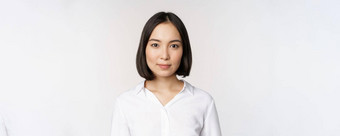 关闭肖像朝鲜文年轻的亚洲女人专业<strong>自信自信</strong>的相机白色背景