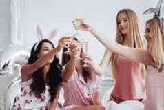 不错的一天庆祝未婚女子白色卧室女孩微笑喝香槟
