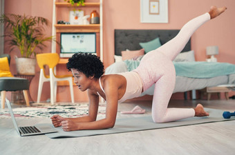完善形式有帮助的在线教程拍摄年轻的女人移动PC锻炼首页