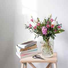 简约花束白色郁金香粉红色的eustoma风信子桉树槽玻璃花瓶白色面板人工壁炉