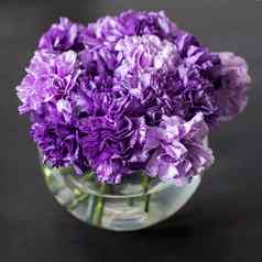 新娘花束淡紫色康乃馨轮玻璃花瓶新娘花束淡紫色康乃馨轮玻璃花瓶表格装饰