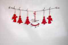 圣诞节作文加兰红色的木玩具冷杉树滚动马粗糙的绳子白色背景圣诞节冬天一年概念平前视图复制空间