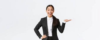 兴奋微笑女售货员<strong>介绍产品</strong>出售白色Copyspace漂亮的亚洲女经理显示项目指出手乐观的白色背景