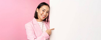 肖像快乐微笑日本企业女人指出手指董事会显示smth空空间站西装粉红色的背景