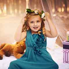 花重要的仙女公主拍摄快乐女孩相机触碰花皇冠头坐着森林