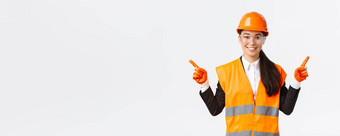 微笑专业亚洲女构建器工程师安全头盔保护眼镜指出手指横盘整理显示左项目介绍建设项目白色背景