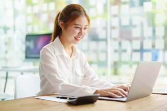 数据分析计划市场营销会计审计肖像亚洲业务女人规划市场营销电脑统计数据表现在市场营销计划项目会议