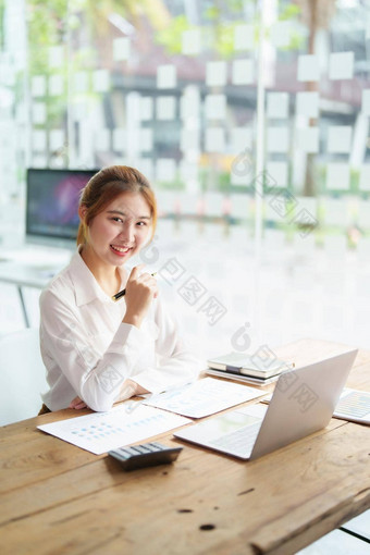 数据分析计划市场营销会计审计肖像亚洲业务女人规划市场营销统计数据表电脑现在市场营销计划项目会议