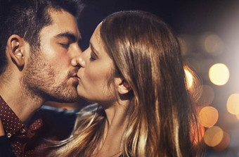 分享充满激情的爱拍摄年轻的夫妇分享浪漫的吻晚上