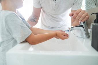 掉细菌洗手裁剪拍摄认不出来父亲帮助可爱的男孩洗手浴室首页