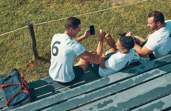 排行榜拍摄橄榄球球员显示队友手机