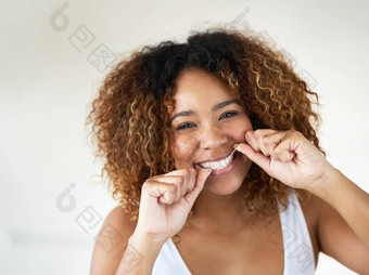 用牙线<strong>清洁牙齿</strong>至关重要的部分有爱心的<strong>牙齿</strong>拍摄年轻的女人用牙线<strong>清洁牙齿牙齿</strong>