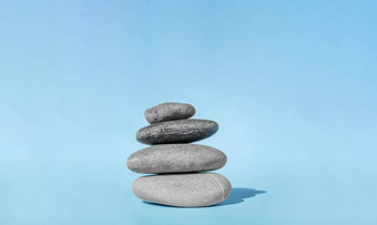 平衡卵石石头水疗中心治疗蓝色的背景平衡凯恩象征和谐宁静放松概念冥想