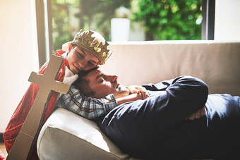 甜蜜的梦想爸爸拍摄男孩国王服装拥抱睡觉父亲沙发上