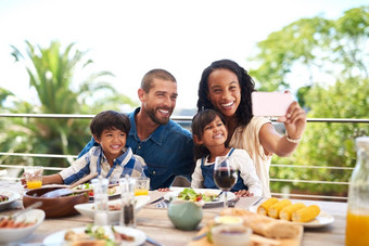 美丽的家庭图片完美的拍摄美丽的年轻的家庭采取图片手机享受餐在户外
