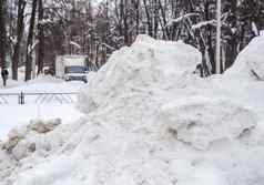 高大雪堆路背景城市街