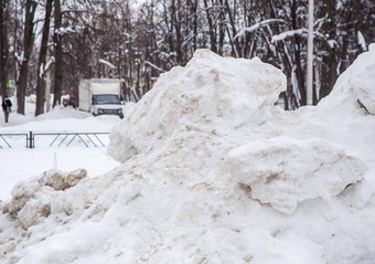 <strong>高大</strong>雪堆路背景城市街