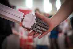 男人。机器人握手概念人类交互人工情报