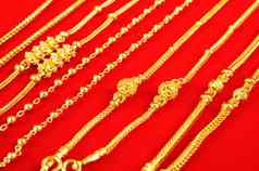 集黄金项链红色的天鹅绒织物
