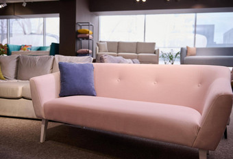 时尚的粉红色的沙发紫色的缓冲展厅软垫家具家具商店沙发尿布显示出售复制空间家具商店展厅室内