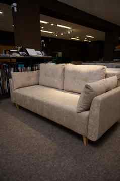 时尚的舒适的沙发垫子站织物样品室内装潢展厅家具商店生活房间家具时尚的现代舒适的软垫家具