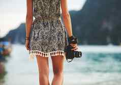 时刻未捕获的后视图拍摄年轻的女人走海滩相机手