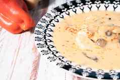 自制的奶油鸡蘑菇汤法国风格鸡用汤碗木表格高视图特写镜头