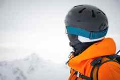 专业滑雪运动员红色的夹克头盔面具站坡背景冰川史诗山自由滑雪概念