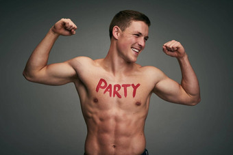 喜欢聚会，派对工作室拍摄快乐的年轻的赤膊上阵男人。站弯曲肌肉词聚会，派对写胸部