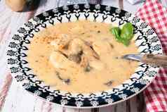 自制的奶油鸡蘑菇汤法国风格鸡用汤碗木表格高视图