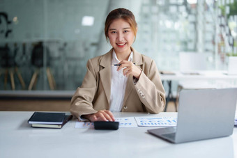 数据分析计划市场营销会计审计肖像亚洲业务女人规划市场营销统计数据表电脑现在市场营销计划项目会议