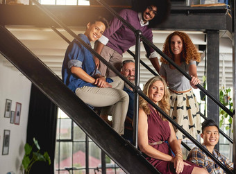 楼梯有<strong>创意</strong>的成功时髦的肖像集团多样化的有<strong>创意</strong>的员工坐着步骤现代办公室