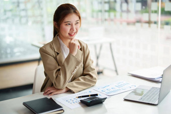 数据分析计划市场<strong>营销</strong>会计审计肖像亚洲业务女人规划市场<strong>营销</strong>统计数据表电脑现在市场<strong>营销</strong>计划项目<strong>会议</strong>