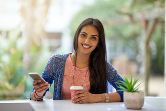 无线网络咖啡好肖像有吸引力的年轻的女人手机喝咖啡咖啡商店