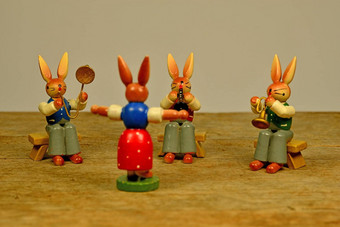 复活节小兔子玩音乐会