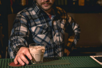 酒保提供冰鸡尾酒奶油咖啡利口酒酒吧计数器