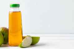 玻璃瓶苹果汁苹果水果白色背景
