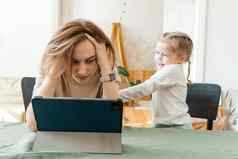 妈妈。工作首页平板电脑女儿检疫远程工作冠状病毒爆发孩子使噪音影响女人工作首页