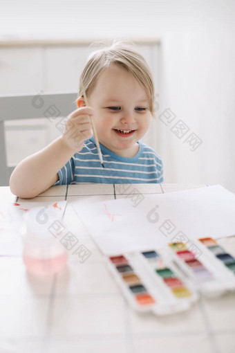 孩子绘画画水彩油漆白色表格发展有创意的潜在的孩子们