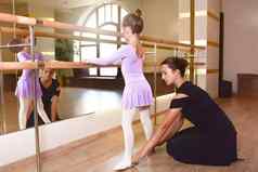 芭蕾舞女演员研究芭蕾舞老师经典跳舞学校