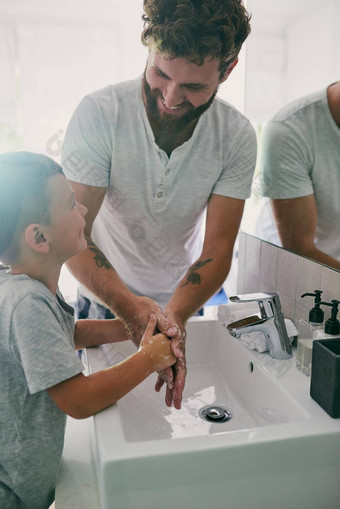<strong>时刻时刻</strong>成键裁剪拍摄年轻的英俊的父亲帮助可爱的男孩洗手浴室首页