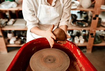 转爱好职业生涯裁剪拍摄认不出来女人成型粘土陶器轮