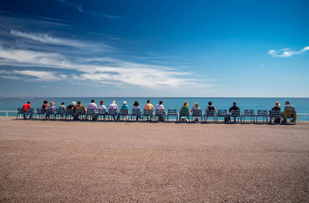 人坐著名的蓝色的椅子路堤不错的法国看Azure水利古里亚<strong>海宁</strong>静年龄休息年龄上了年纪的人地平线社会
