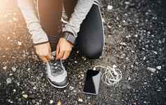 领带鞋带移动特写镜头拍摄运动女人系鞋带锻炼在户外