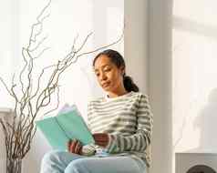 非裔美国人女和平阅读书休息室享受时刻慢生活生活方式