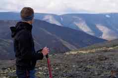 年轻的男人。徒步旅行波兰人大手帕站背景山