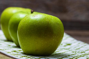 细节成熟的绿色苹果木表格