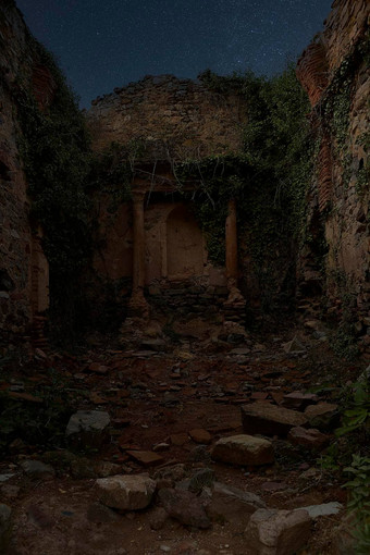 jinquercostello西班牙室内摧毁了教堂被遗弃的村