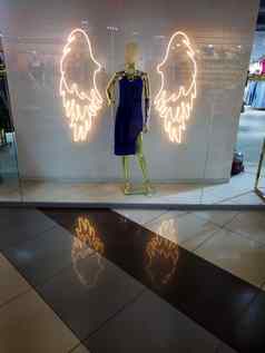 商店窗口天使人体模型美丽的购物中心设计
