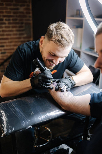 纹身主纹身男人的手无线纹身机安全卫生工作特写镜头纹身艺术家工作纹身沙龙